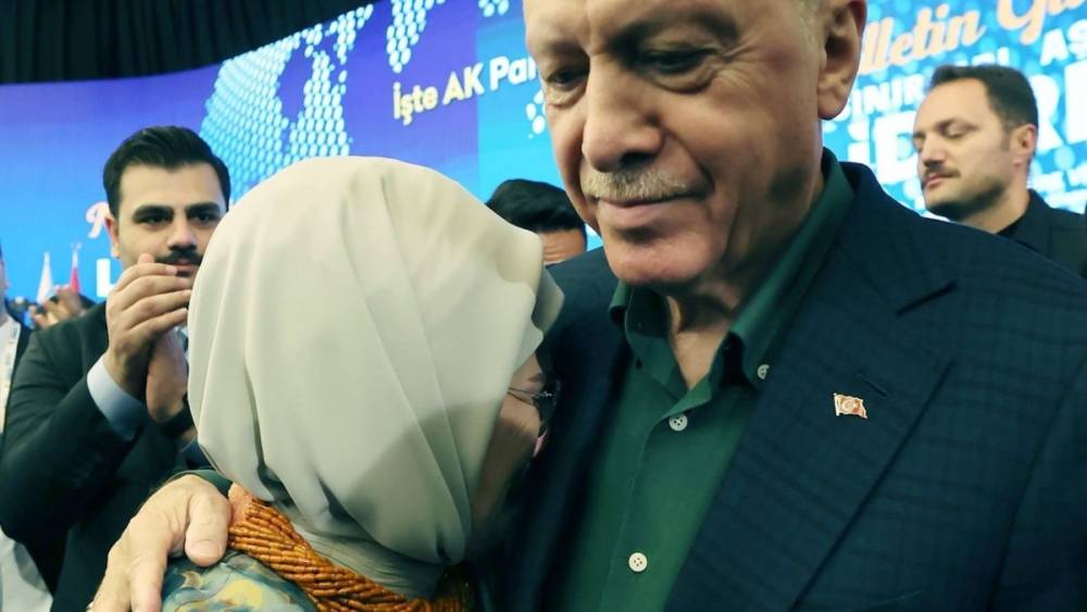Erdoğan'ın tarihi konuşmasında gözyaşları sel oldu, Emine Erdoğan eşinin omzunda ağladı 