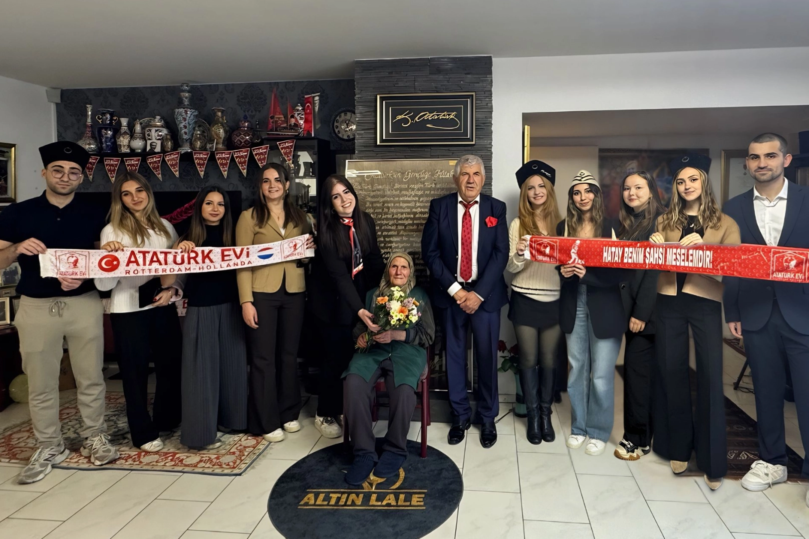 Hayırsever iş insanı Yılmaz &Uuml;nl&uuml;&rsquo;den Zehra anneye anlamlı ziyaret