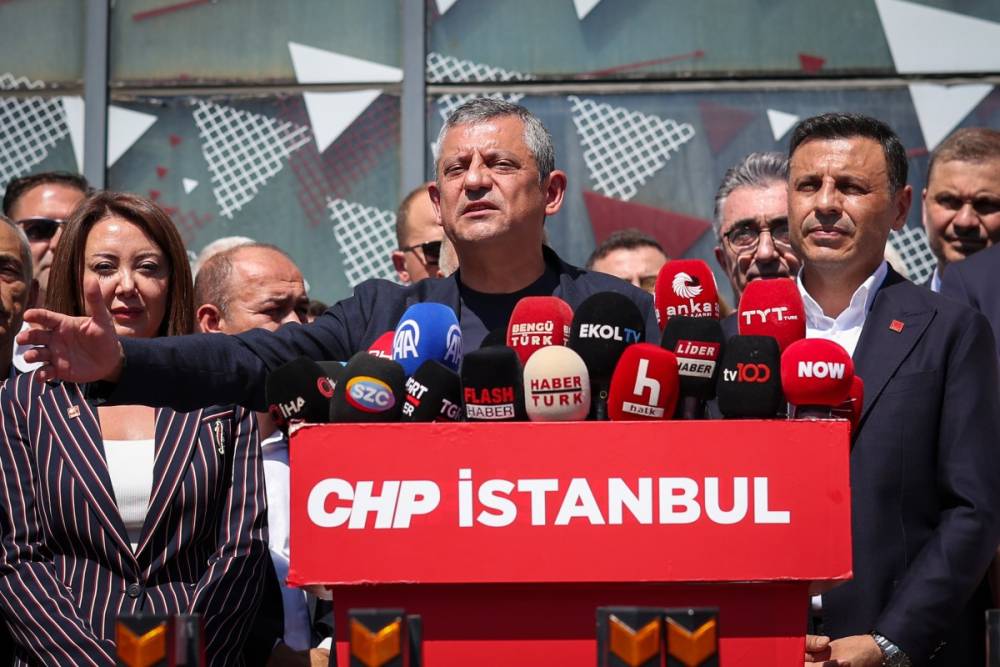 Özgür Özel’den CHP İstanbul İl Başkanlığı’na Kayyım Tepkisi: ‘Yetki gaspı yapan bir mahkeme kararıyla karşı karşıyayız’ 