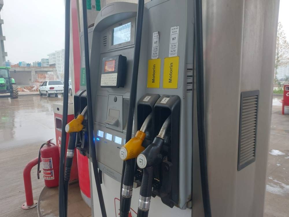 Akaryakıta bir zam bir indirim: Tabelalar değişti 