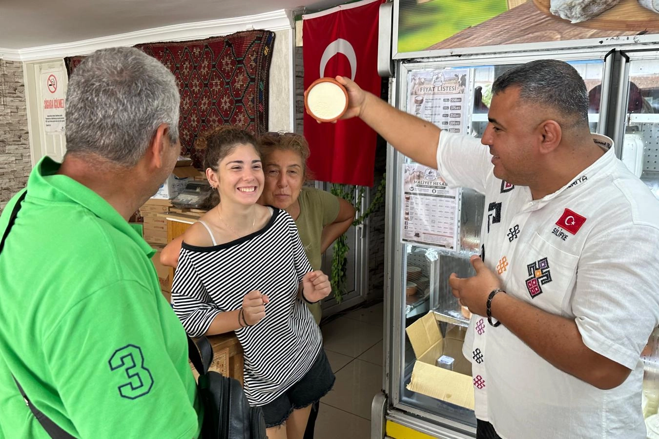 300 yıllık Silifke Yoğurdu marka yolunda... Ters &ccedil;evrilmesine rağmen d&ouml;k&uuml;lmeyen yoğurt şaşırtıyor