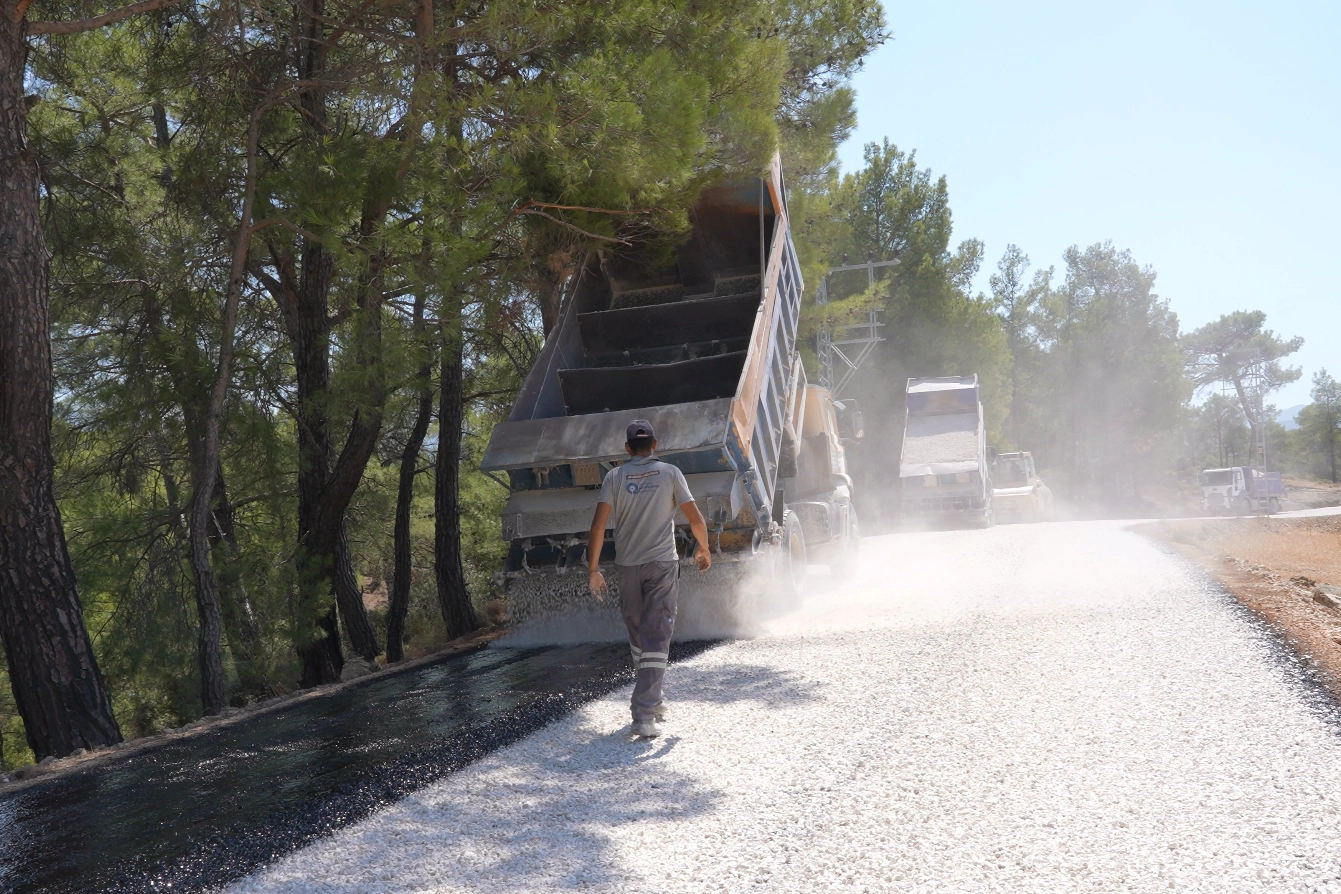 Antalya Kaş&rsquo;ta 40 yıllık yol yenileniyor