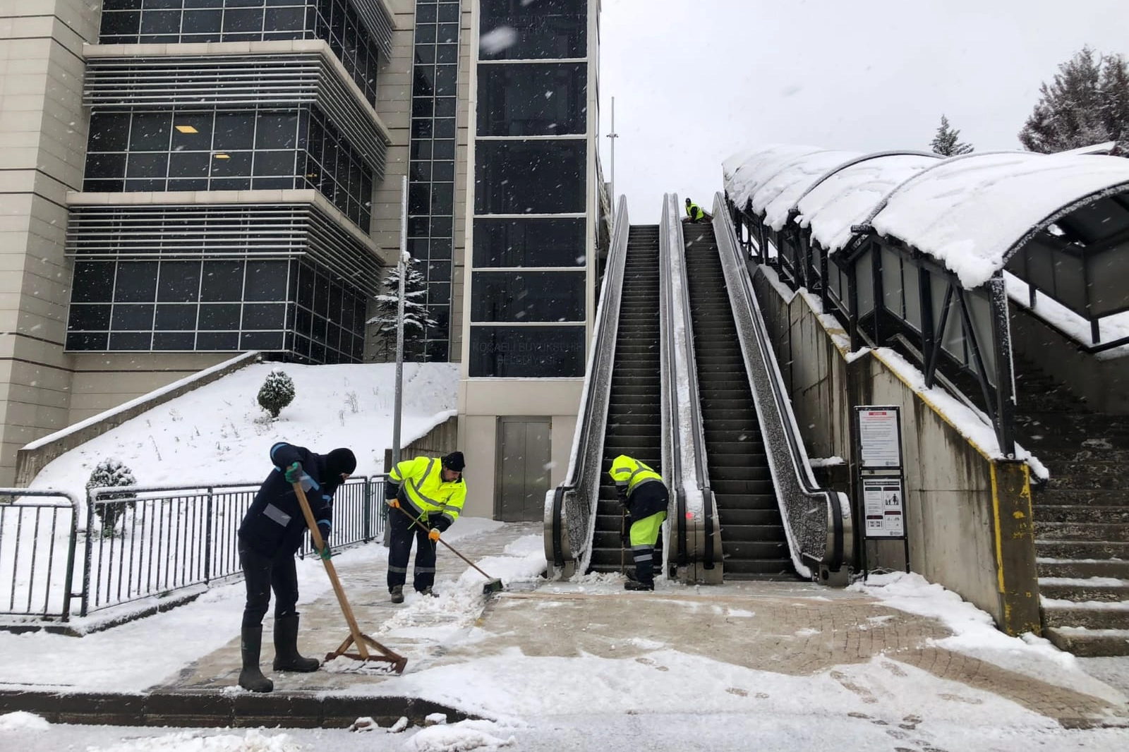Kocaeli'de karla m&uuml;cadelede 7/24 g&ouml;revde